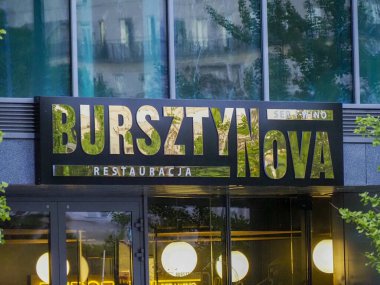 Aydınlatılmış Bursztynova Restoran Girişi Canlı İşaret ve Akşam Atmosferi