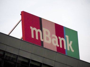 Renkli mBank Kurumsal Logo İşareti Temiz Gökyüzüne Karşı Modern Binanın Tepesinde