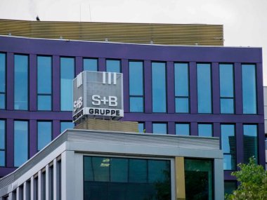 Vurucu Mavi Cam Ofis Kulesi ve Beyaz Üs ve S + B Şirket Markası