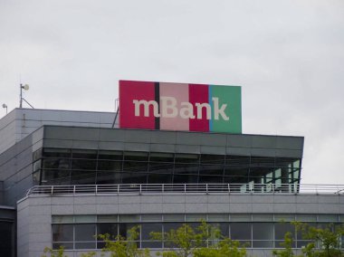 İş Bölgesi 'nde Bulutlu Gökyüzüne Karşı Çatı Üzerinde Logosu Olan Modern MBank Merkezi