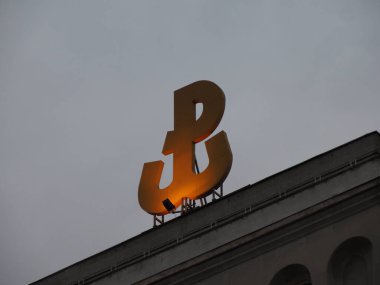 Kentsel Ayarlarda Gri Gökyüzüne Karşı Tarihi Bankacılık Binasının Tepesinde Altın Ampersand Sembolü