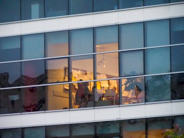 Kentsel İş Bölgesi 'nde Camın Arkasında Canlı Sanatla Modern Ofis Binası