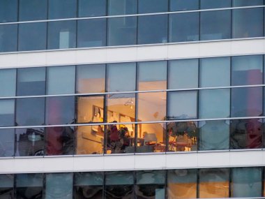 Dusk 'taki Aydınlatılmış Mağaza Penceresi ile Modern Cam Ofis Binası