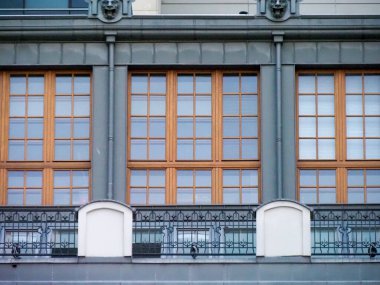 Süslü Pencereler ve Dekoratif Metal Demiryolu ile Vintage Bina Balkonu