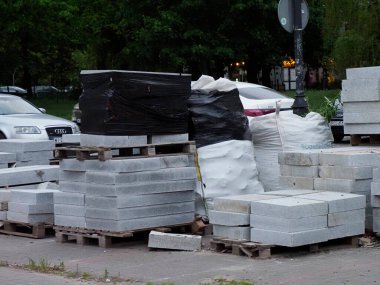 Yağmurdan Sonra Şehir İnşaat Alanındaki Paletlere İnşaat Malzemeleri Depolandı