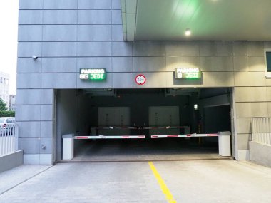 Sarı Trafik İşaretleri ve Çıkış İşaretleriyle Modern Yeraltı Otoparkı Girişi