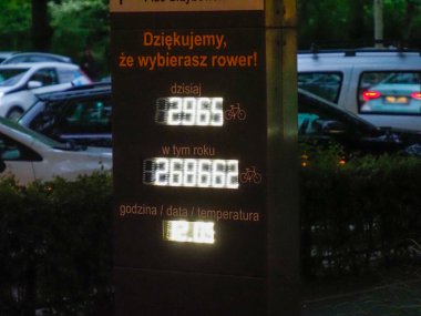Park halindeki arabalarla çevrili yeşil bir parkta günlük istatistikleri gösteren şehir bisiklet tezgahı