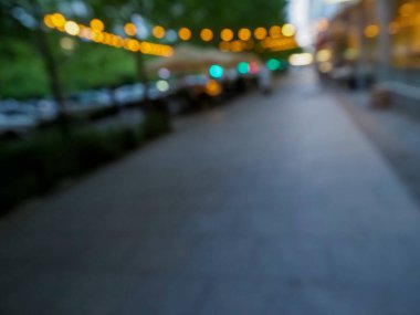 Atmosferik şehir caddesi, sicim dekorasyonlarından gelen bokeh ışıkları şehir ortamında sıcak bir ortam yaratıyor.