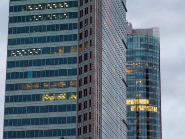 Alacakaranlık Şovunda Aydınlatılmış Pencereleri olan Modern Ofis İnşaat Kompleksi