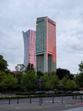 Şehir Parkı 'ndaki Modern Renkli Gökdelenler Bulutlu Gökyüzü Altında