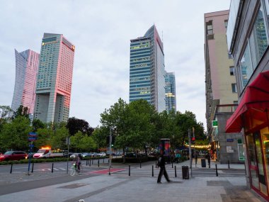 Modern Şehir Bölgesi 'nde Bulutlu Gökyüzüne Karşı Çarpıcı Kırmızı ve Pembe Gökdelenlerle Şehir Manzarası