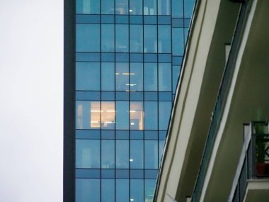 Modern Cam Ofis Binası Çapraz Mimarlık Elementleri ve Kapalı Tesisleri Detayları