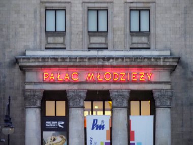 Varşova 'da Aydınlatılmış Kırmızı Neon İşareti ile Gençlik Sarayı Tarihi Sarayı