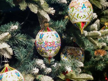 Halk Sanatı Tasarımlı Canlı El Boyalı Yumurta Süslemeleri Kar Tozlu Dallarla Noel Ağacı 'nda sergilendi