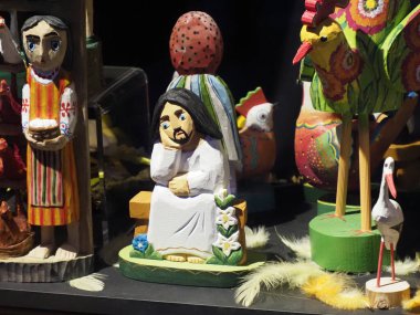 Polonya El Sanatları Piyasasında Geleneksel Karakterlerin Renkli Halk Sanatı Figürleri
