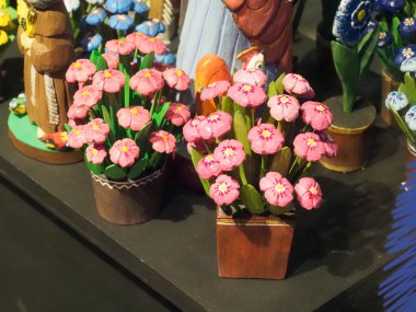 Geleneksel Sanat Pazarı 'nda sergilenen Ahşap Kaplarda Güzel Pembe Yapay Güller