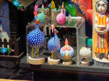Geleneksel Pazar Stall 'da Canlı El Boyalı Dekoratif Yumurtalar ve Halk Sanatı Figürleri Koleksiyonu