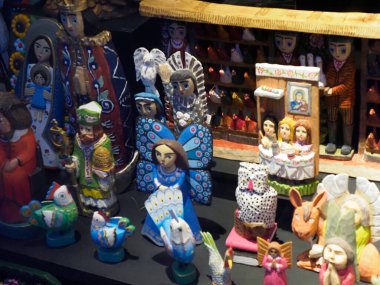 Geleneksel Polonyalı Halk Sanatının Çeşitli Koleksiyonları ve Markette El Sanatları Gösterimi