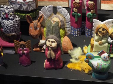 El Sanatının Tuhaf Koleksiyonu Hayvan Figürleri ve El Sanatları Pazarı 'ndaki Geleneksel Karakterler