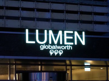 Aydınlatılmış LUMEN Globalworth Modern Kurumsal İnşaat Cephesi