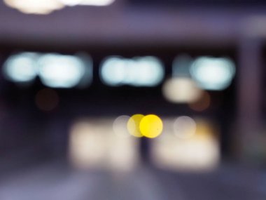 Bokeh Şehir Işıkları Yumuşak Odaklı Altın Işık Küreleri ile Hayalci Şehir Ortamı Oluşturuyor