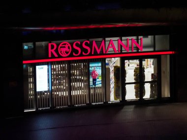 Canlı Kırmızı Neon Rossmann Mağaza Tabelası Şehir Merkezinde Gece Aydınlandı