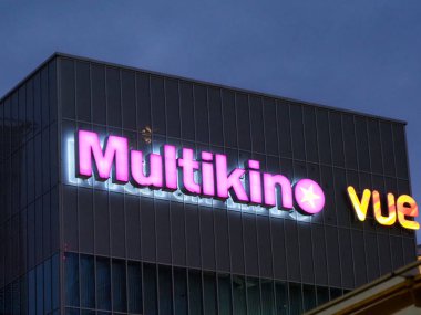 Varşova Şehir Merkezi 'nde Multikino Vue Sinema Tabelasına Karşı Karanlık Mavi Gece Gökyüzü