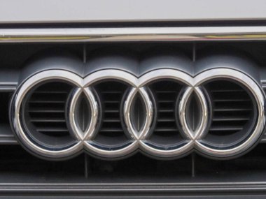Gleaming Audi Dört Halka Logosu Silver Grille 'e monte edildi.