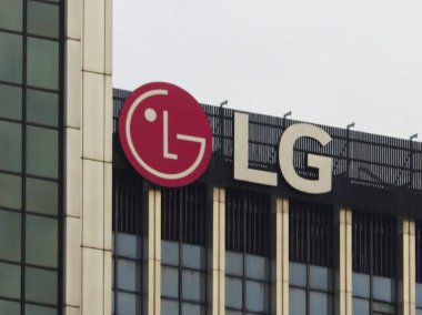 Küresel Teknoloji Markası Kimliğini Gösteren Modern Cam İnşaat Cephesi LG Şirket Logosu