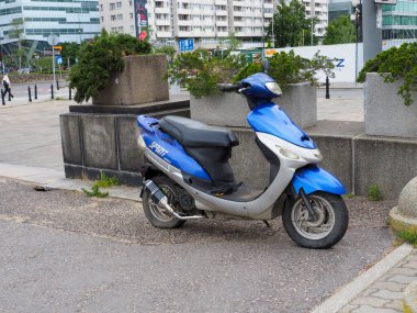 Parlak Mavi Motorlu Scooter Kentsel Konut Alanındaki Beton Fabrikalarının Yakınına Park Etti