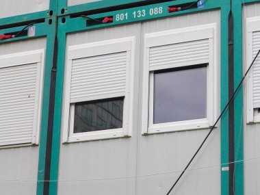 Şehir Binası Cephesi Yeşil Metal Güvenlik Çerçeveli Modern Beyaz Pencere Panjurları