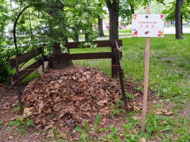 Yasak sembolleri ve Lehçe bilgilerle park korunan bölgede uyarı işareti