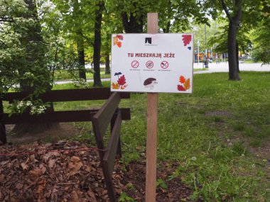 Orman park alanındaki bilgilendirme işareti koruma alanı yönetmelikleri ve vahşi yaşam bilgilerini gösteriyor