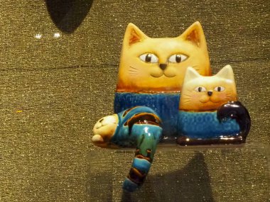 Altın Arkaplanda Sarı Gözlü Renkli Kedi Figürleri Ailesi