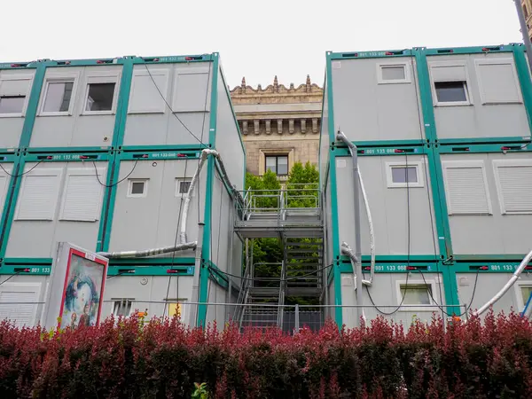 Kırmızı Çiçek Peyzaj ve Yeşil Çerçeve Yapısı ile Modüler Konteynır Konutlandırma Kompleksi