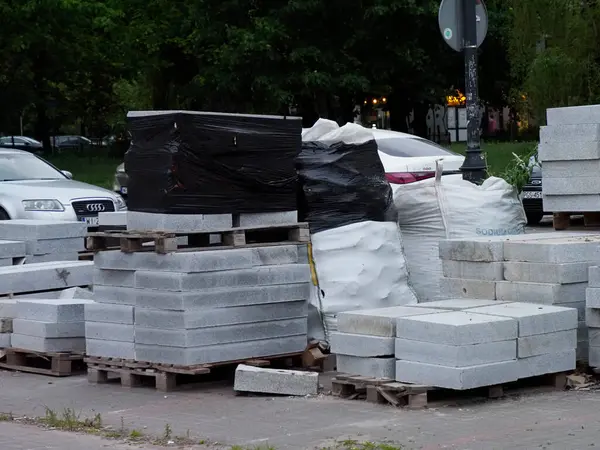 Yağmurdan Sonra Şehir İnşaat Alanındaki Paletlere İnşaat Malzemeleri Depolandı