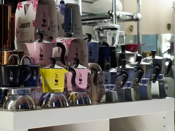 Ev yapımı meraklıları için renkli eski ve modern tasarımlar sergileyen şık kahve makinelerinin yakın plan koleksiyonu.