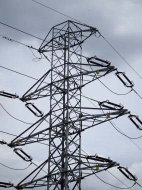 Gökyüzüne karşı karmaşık çelik iskeleti olan elektrik güç iletim kulesi yapısı