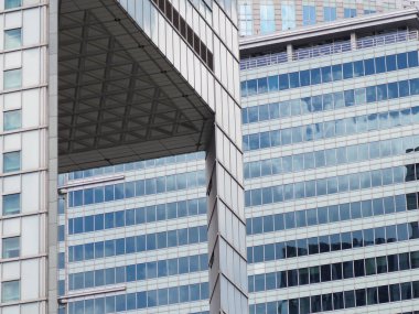 Birden fazla cam kulesi olan modern şehir ofis kompleksi şehir merkezinde etkileyici bir mimari topluluk oluşturuyor.