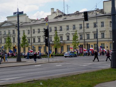 Klasik mimarisi olan tarihi Avrupa şehir meydanı ve Varşova kentsel sahnesinde toplanan insanlar