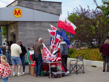 Polonya ve AB bayraklarıyla Avrupa yanlısı gösteriler, Varşova 'da sivil katılımın ve siyasi katılımın gösterildiği
