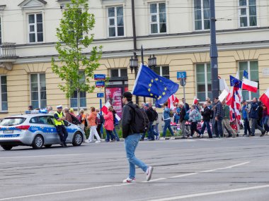 Polonya vatandaşları Varşova şehir merkezinde düzenlenen siyasi gösteriler sırasında AB ve ulusal bayraklarla yürüdüler
