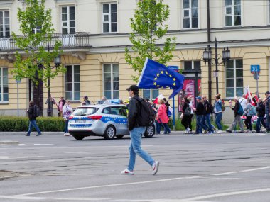 Siyasi miting sırasında şehir meydanında yürüyen Polonya ve Avrupa bayrakları taşıyan protestocular