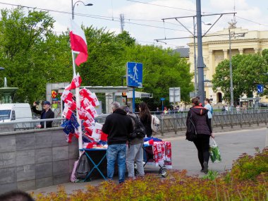 Vatandaş grupları, organize siyasi gösteriler sırasında Polonya ve Avrupa bayraklarıyla tramvay raylarının yakınında toplandı