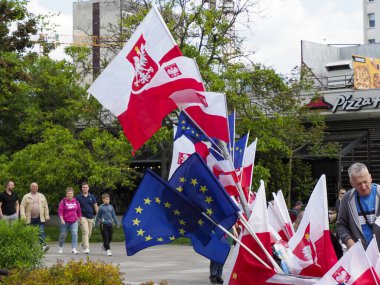 Varşova siyasi gösterileri sırasında sokak köşesinde belirgin şekilde Polonya ve Avrupa bayrakları sergilendi