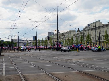 Politik gösteriler sırasında dağınık katılımcılarla Varşova caddelerinin tramvay raylarıyla kesiştiği geniş bir manzara