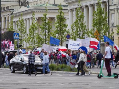 Kırmızı ve beyaz Polonya bayraklarıyla büyük bir kalabalık Varşova şehir sokaklarında vatansever yürüyüşüne katılıyor.