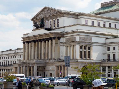 Büyük neoklasik mahkeme binası sütunlu cephe ve merkez Varşova 'daki plazayla çevrili.