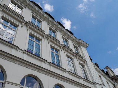 Varşova 'da dekoratif mimari ayrıntılar ve klasik pencerelerle zarif beyaz barok bina cephesi