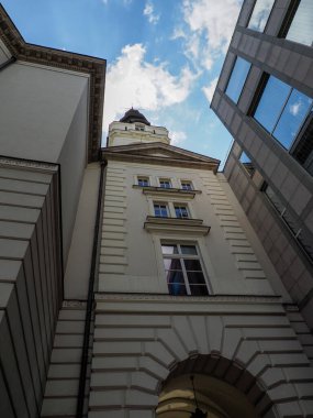 Süslü detaylar ve dekoratif kemerli girişi olan tarihi binanın dramatik düşük açılı mimari fotoğrafçılığı